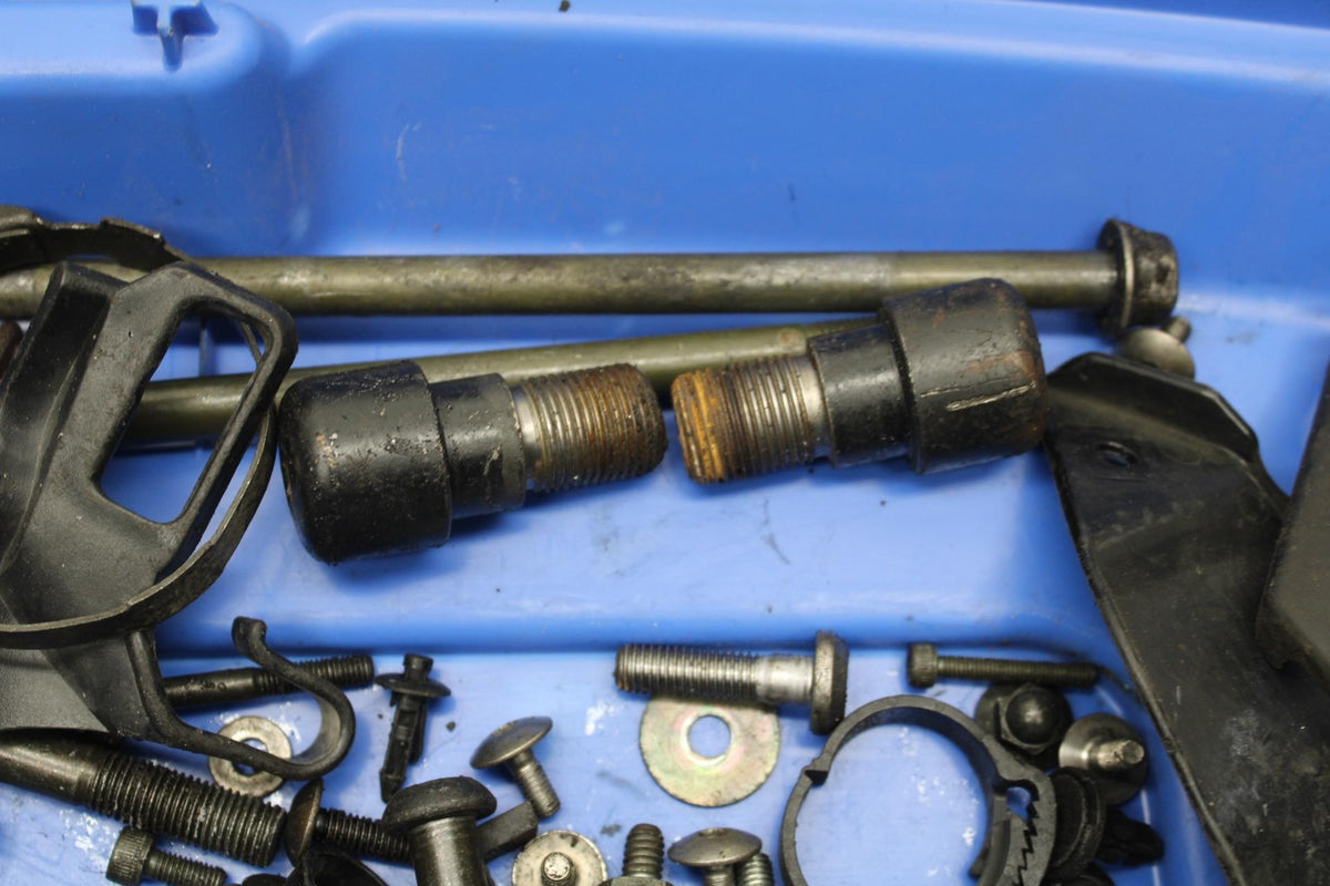 05 YAMAHA YZF R6S MISCELLANEOUS MOUNTING BOLTS HARDWARE MOTOR SCREWS BB95