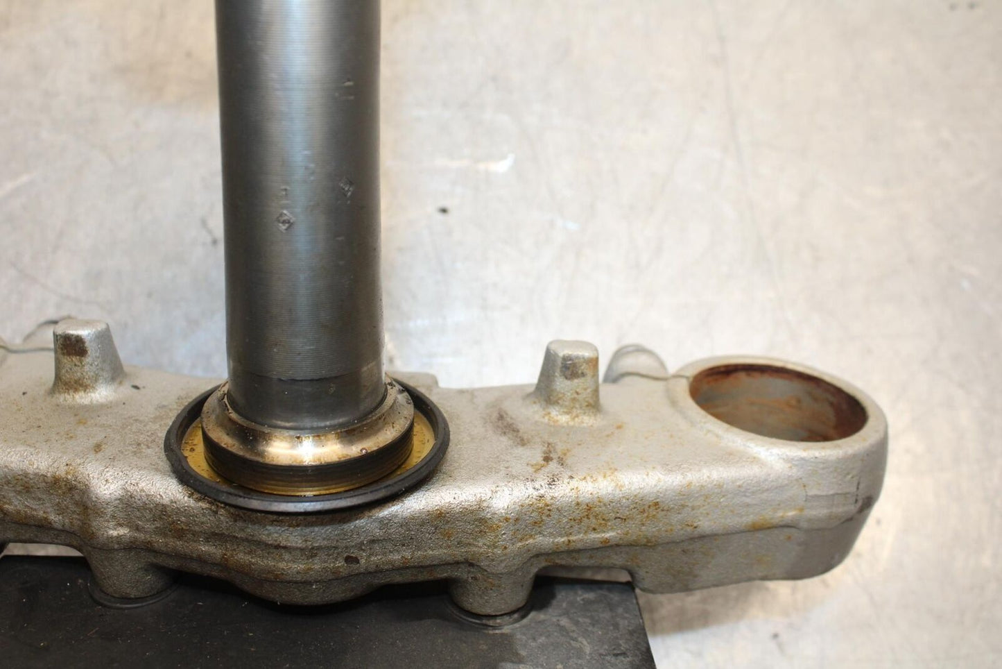 2006 Suzuki SV650S FRONT FORKS CLAMP LOWER TRIPLE TREE STEM BB65