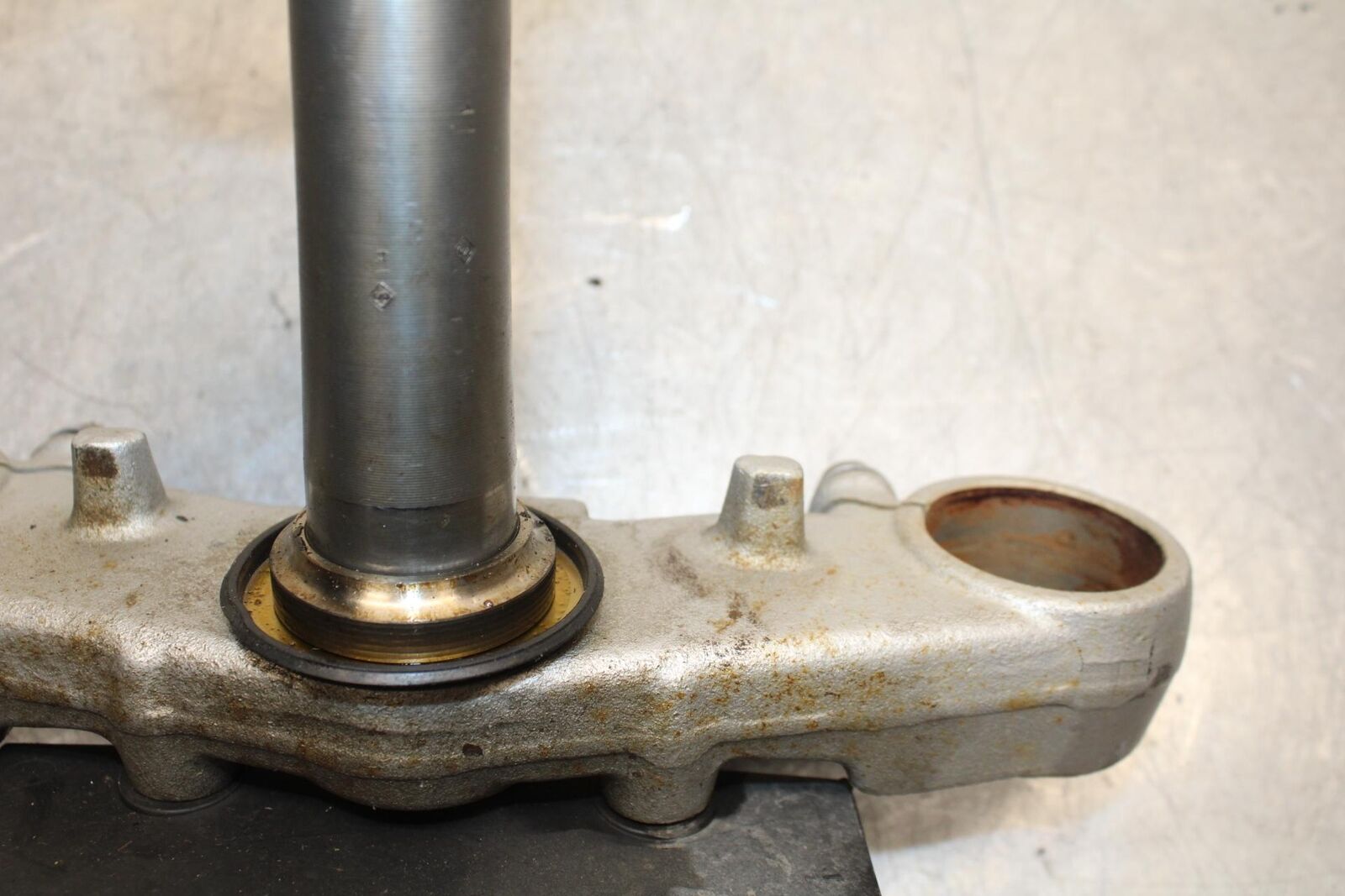 2006 Suzuki SV650S FRONT FORKS CLAMP LOWER TRIPLE TREE STEM BB65