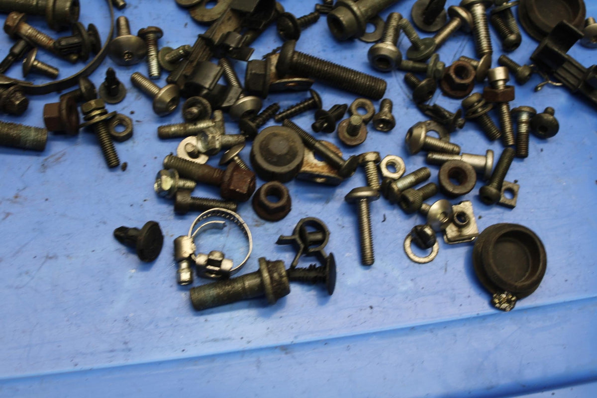 05 YAMAHA YZF R6S MISCELLANEOUS MOUNTING BOLTS HARDWARE MOTOR SCREWS BB95
