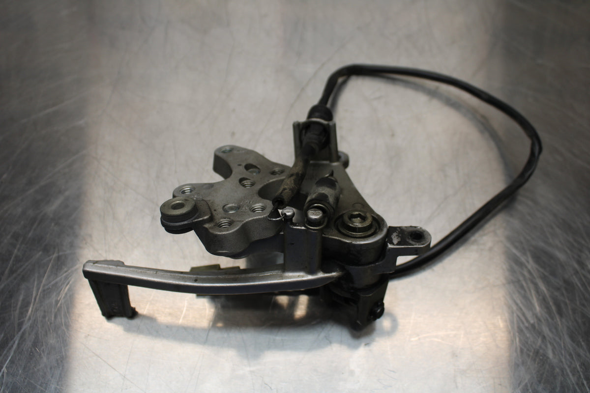 11 SUZUKI GSXR1000 RIGHT REARSET REAR SET DRIVER FOOT PEG REST STOP BB142
