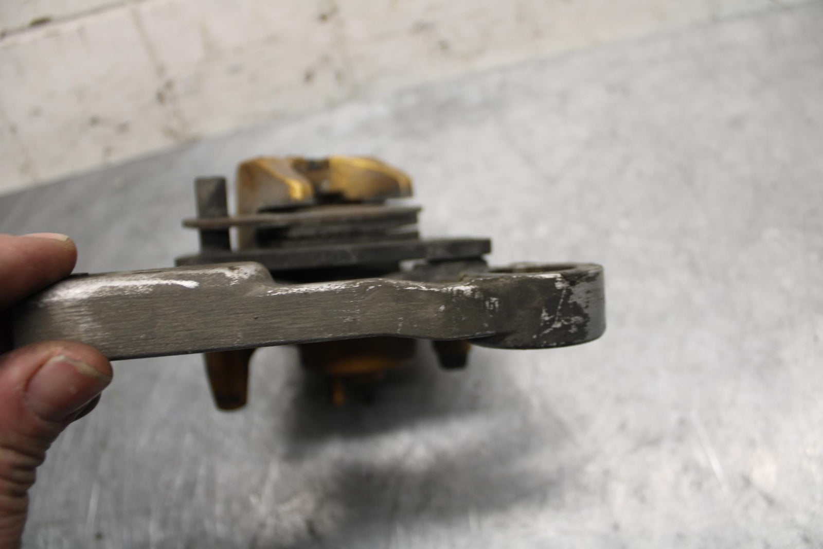 2004 Kawasaki Ninja ZX6RR ZX600M REAR BACK BRAKE CALIPER W MOUNT BRACKET BB43