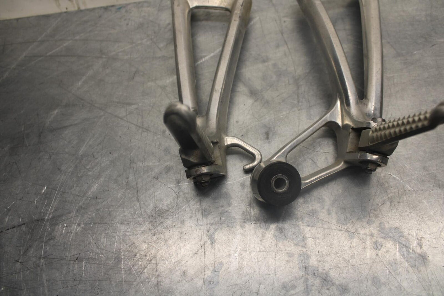 05 YAMAHA YZF R6S REAR BACK PASSENGER PEG SET PAIR BB462