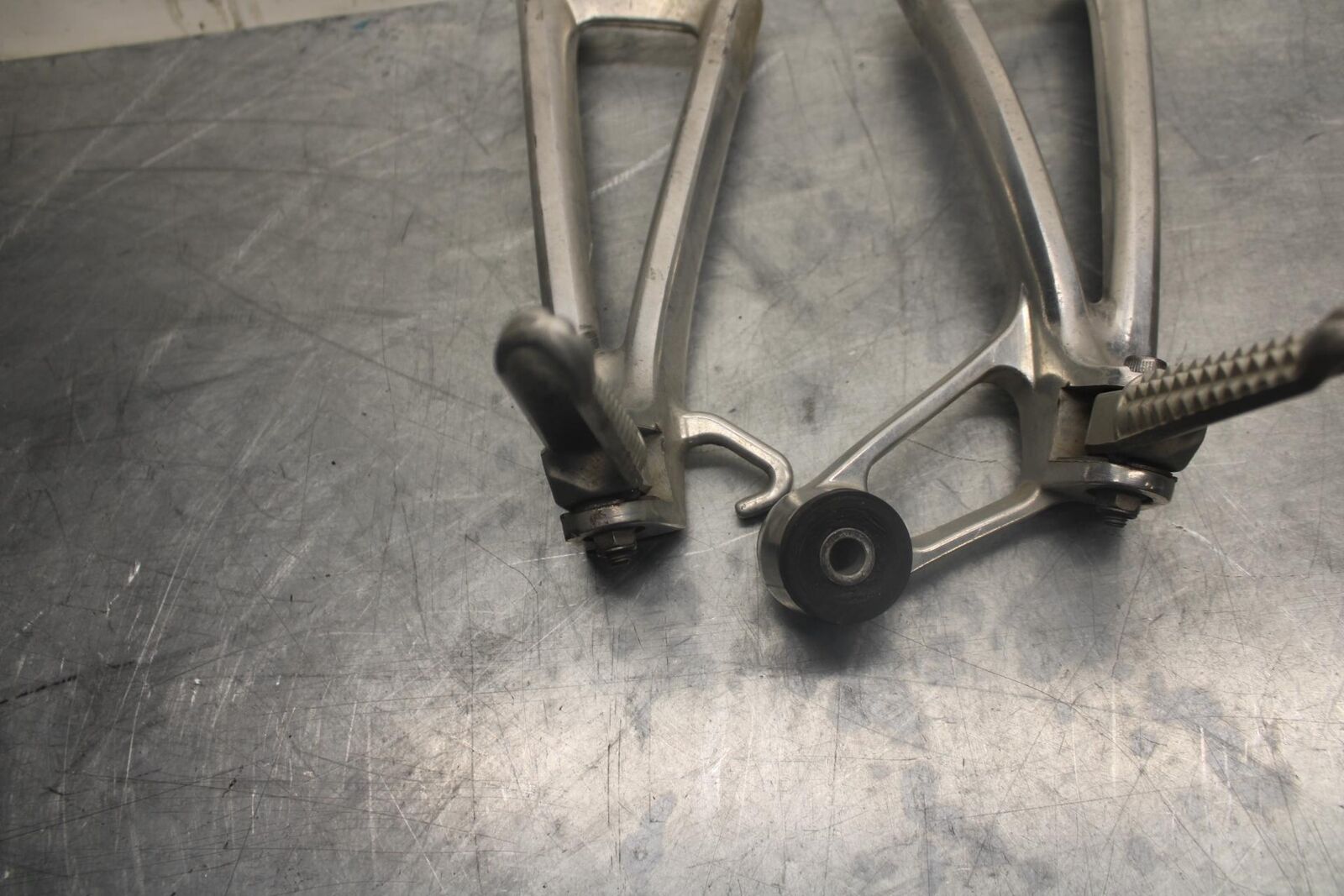 05 YAMAHA YZF R6S REAR BACK PASSENGER PEG SET PAIR BB462