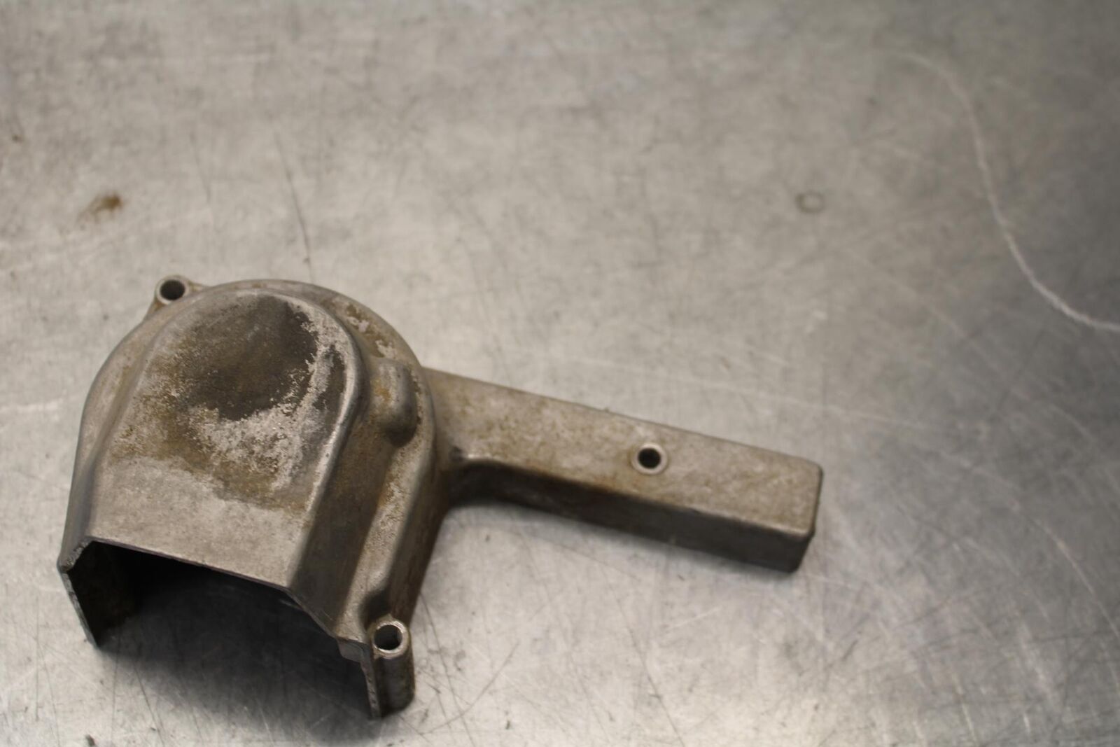 75 SUZUKI GT 550 ENGINE MOTOR OIL PUMP COVER  BB67