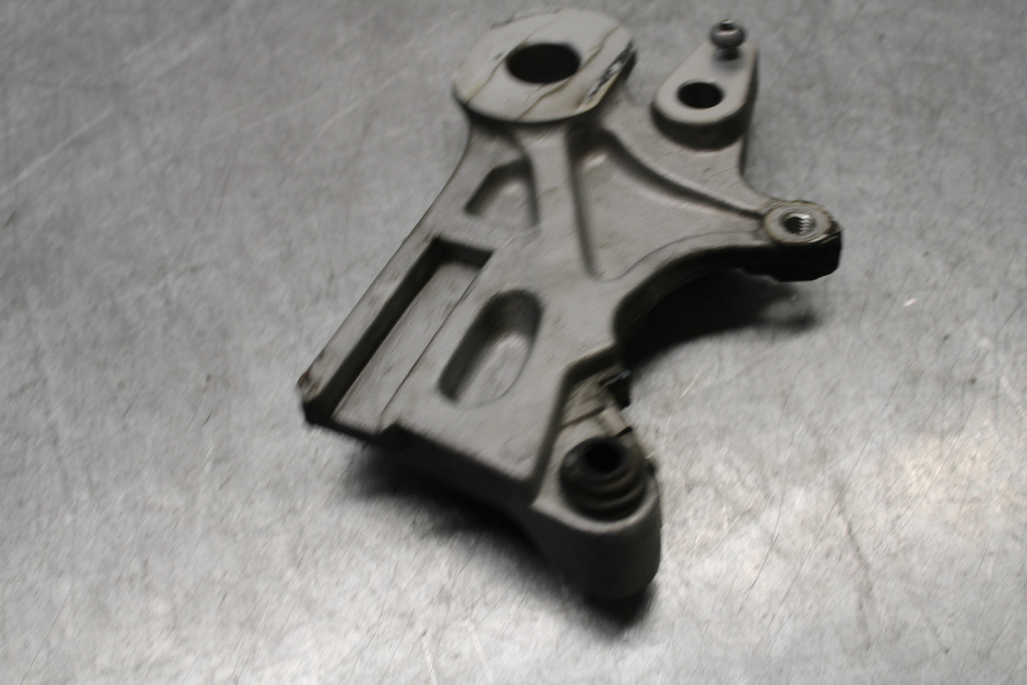 18-24 YAMAHA MT-07 REAR BRAKE CALIPER HANGER BACK MOUNTING BRACKET BB662