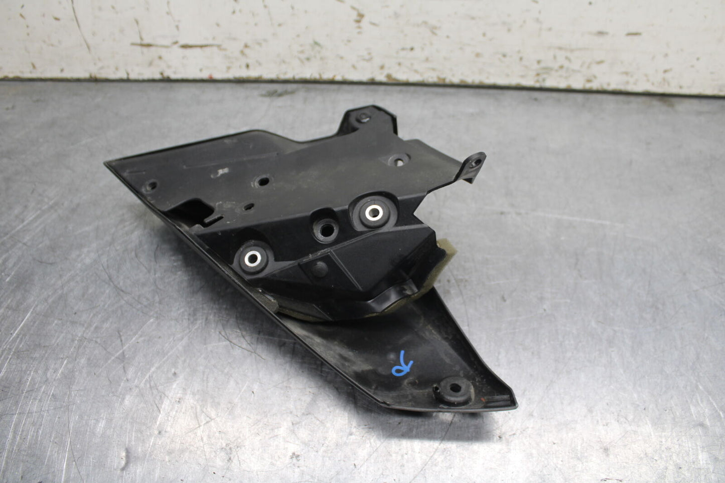 14-17 YAMAHA FZ09 RIGHT FRONT UPPER MID SIDE FAIRING COWL PLASTIC BB111