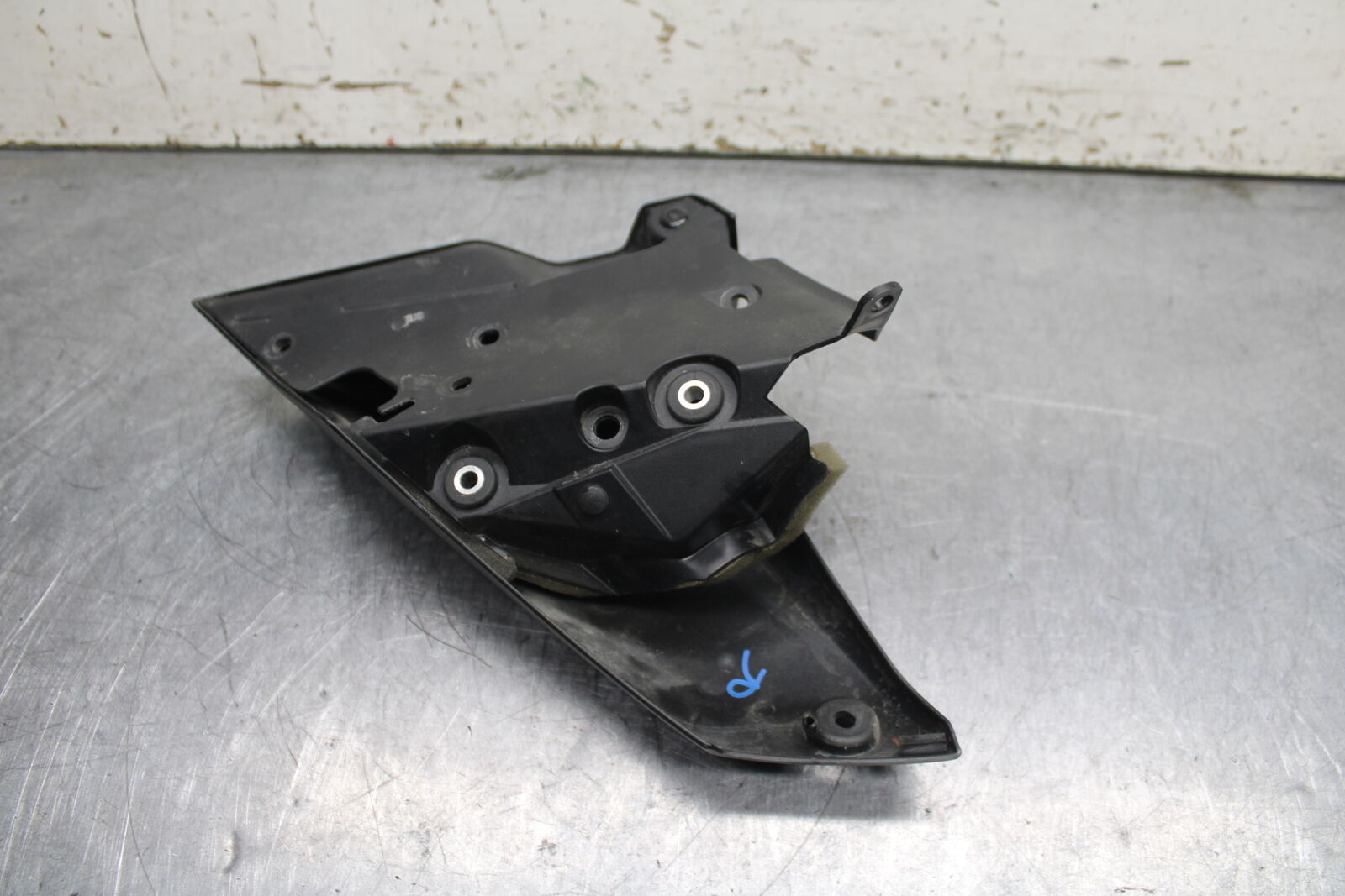14-17 YAMAHA FZ09 RIGHT FRONT UPPER MID SIDE FAIRING COWL PLASTIC BB111