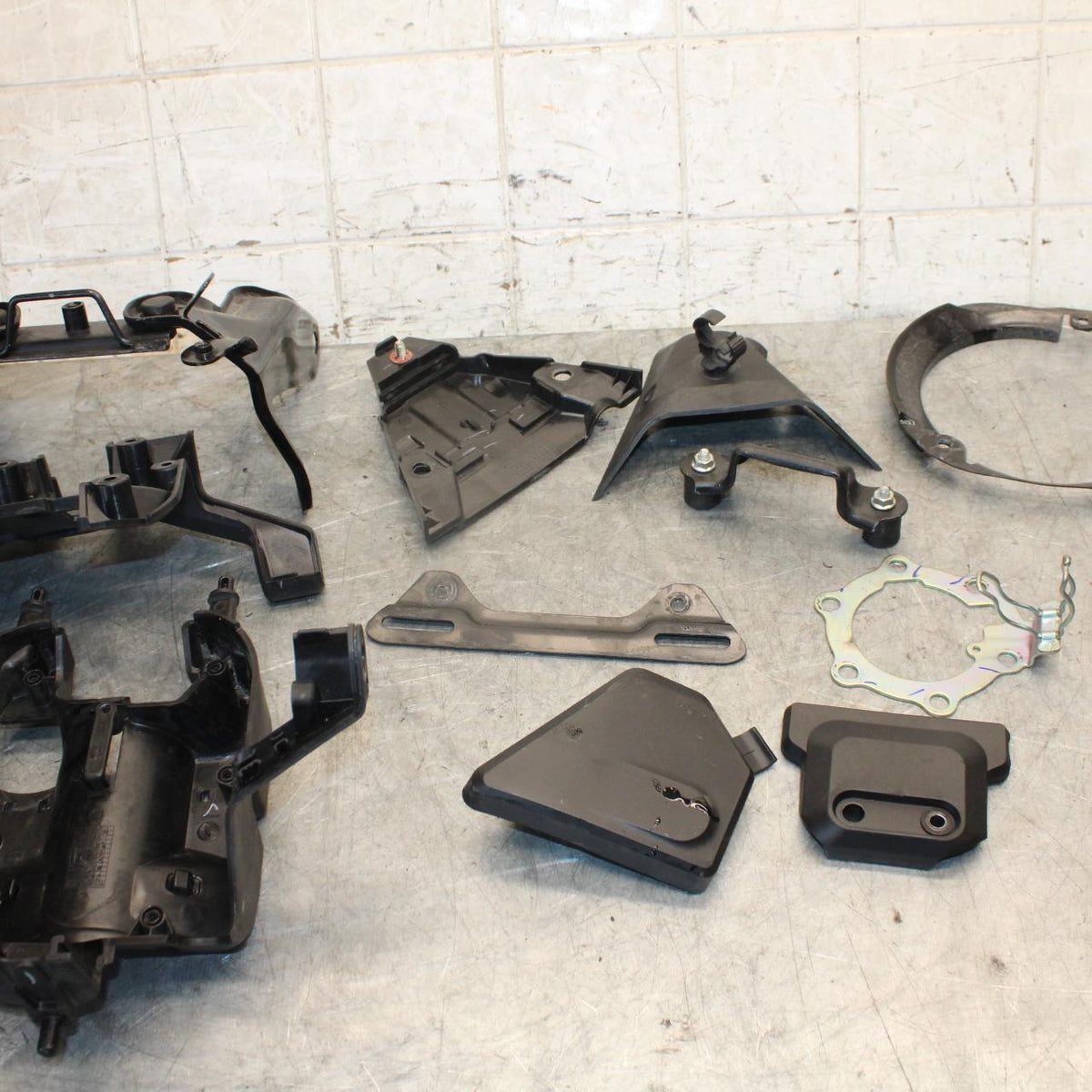 22-23 HUSQVARNA SVARTTPILEN 401 LIGHT TANK  BRACKET LEFTOVER BB541