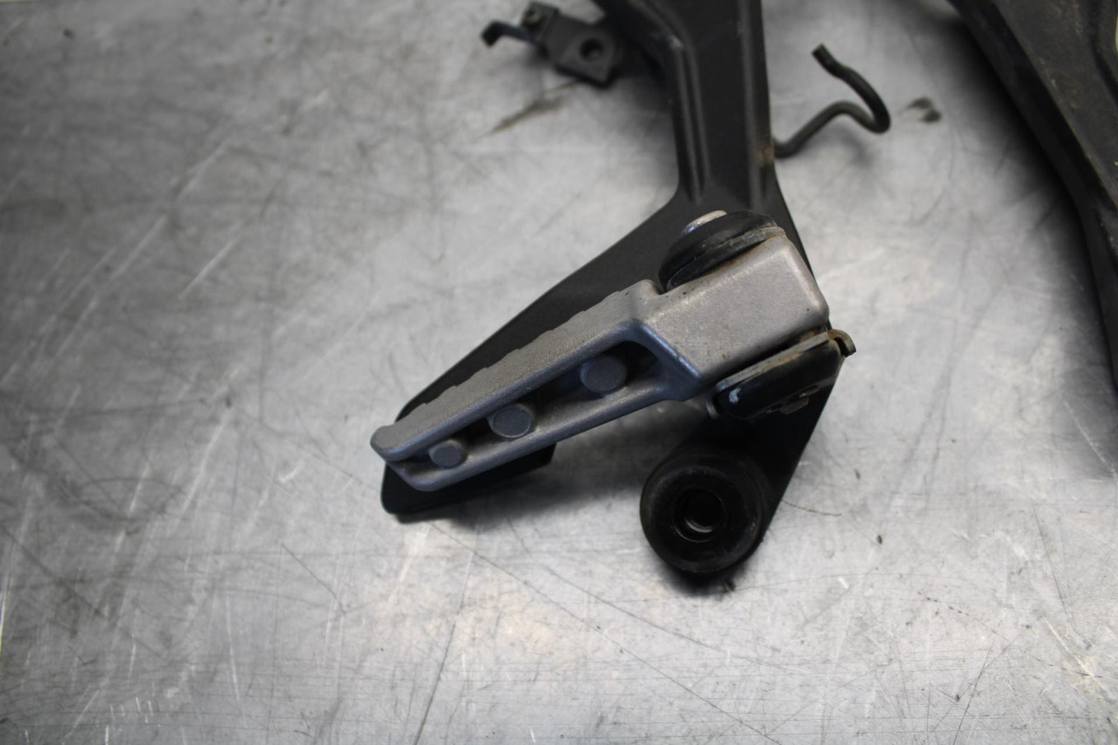 18 KAWASAKI Z 400 REAR BACK PASSENGER PEG SET PAIR BB469