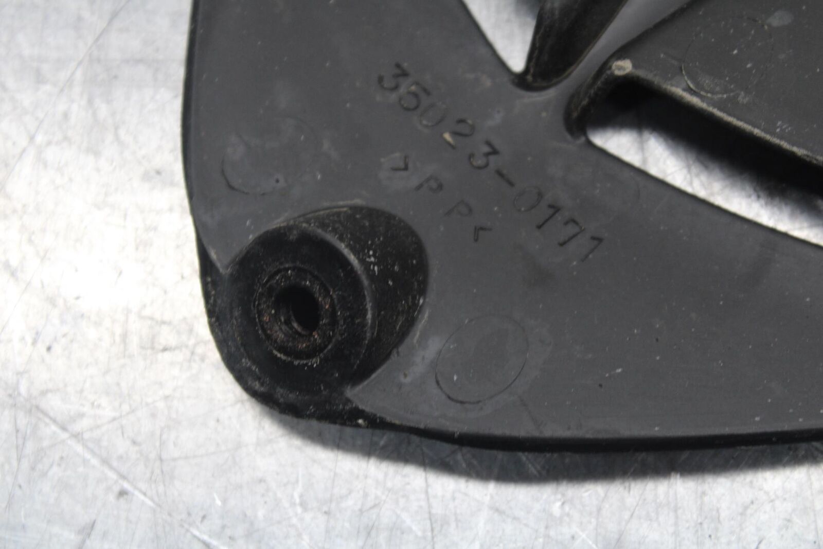 23 KAWASAKI NINJA ZX6R 636 REAR BACK WHEEL TIRE HUGGER FENDER BB609