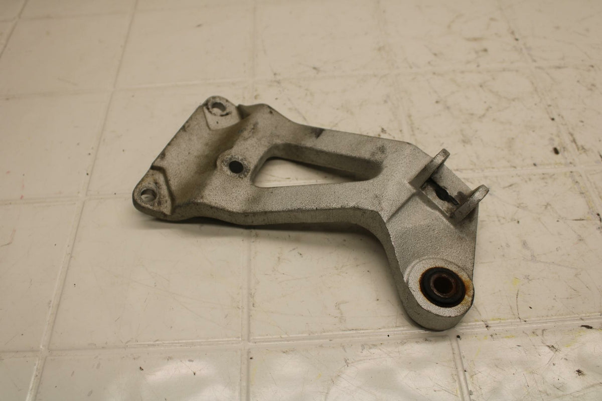 88-89 SUZUKI GSXR750 RIGHT REAR PASSANGER PEG BRACKET MOUNT BB18
