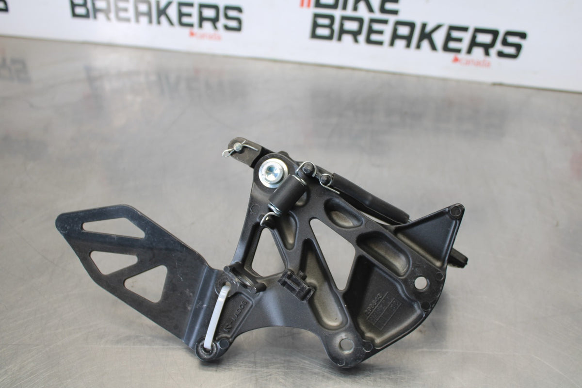 18 SUZUKI GSXR1000 RIGHT REARSET REAR SET DRIVER FOOT PEG REST STOP BB642