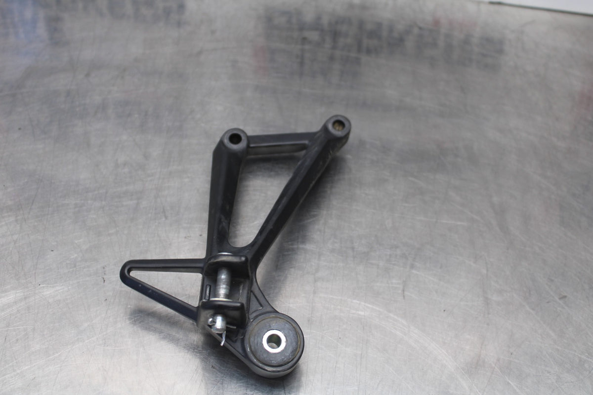 17-18 YAMAHA YZF R3 RIGHT REAR BACK PASSENGER PEG BB788