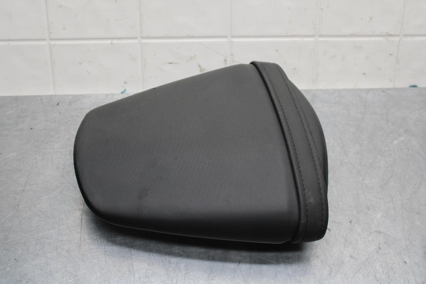 11-22 SUZUKI GSXR600 REAR BACK PASSENGER SEAT PAD PILLION BB582