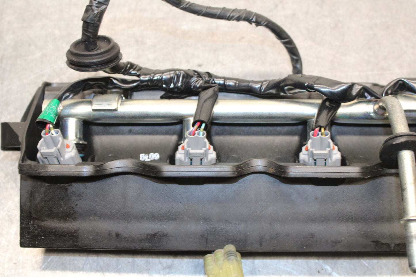 06 YAMAHA YZF R6 SECONDARY FUEL INJECTORS TOP AIRBOX GAS RAIL BB716