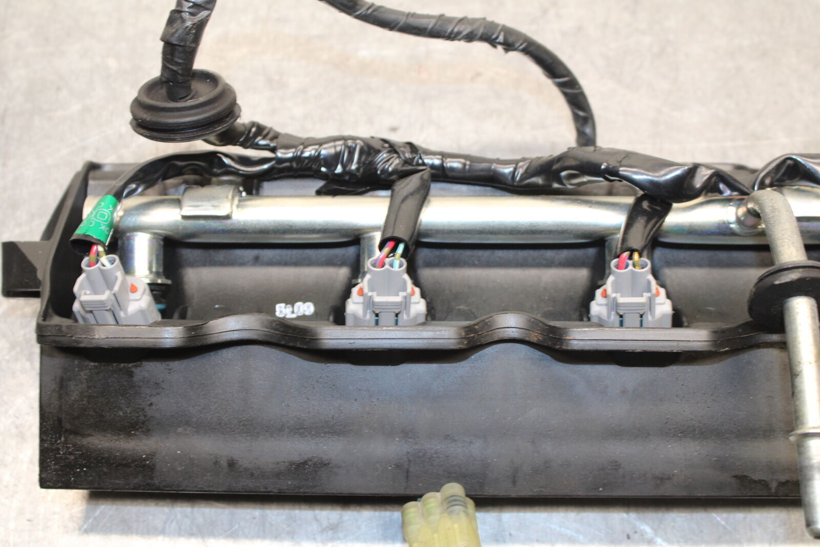 06 YAMAHA YZF R6 SECONDARY FUEL INJECTORS TOP AIRBOX GAS RAIL BB716