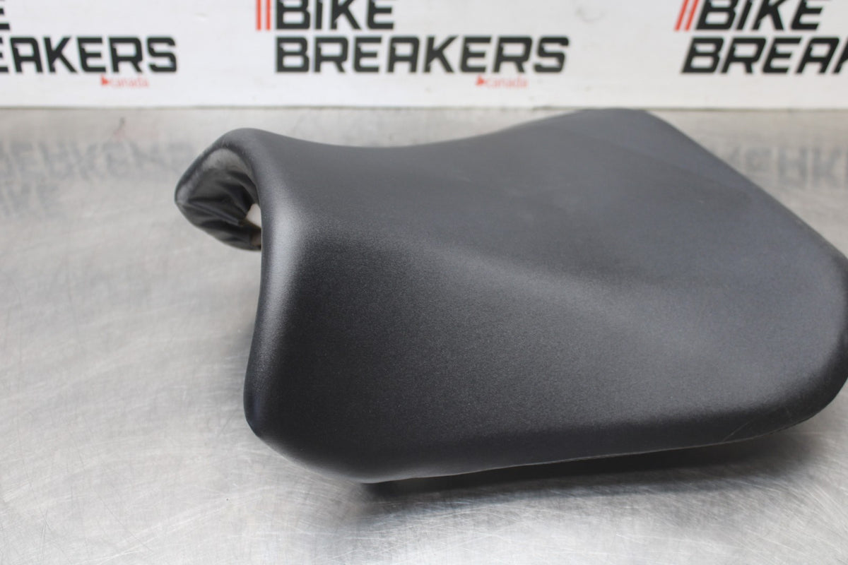 05 SUZUKI GSXR600 FRONT DRIVERS SEAT PAD SADDLE PILLION BB329