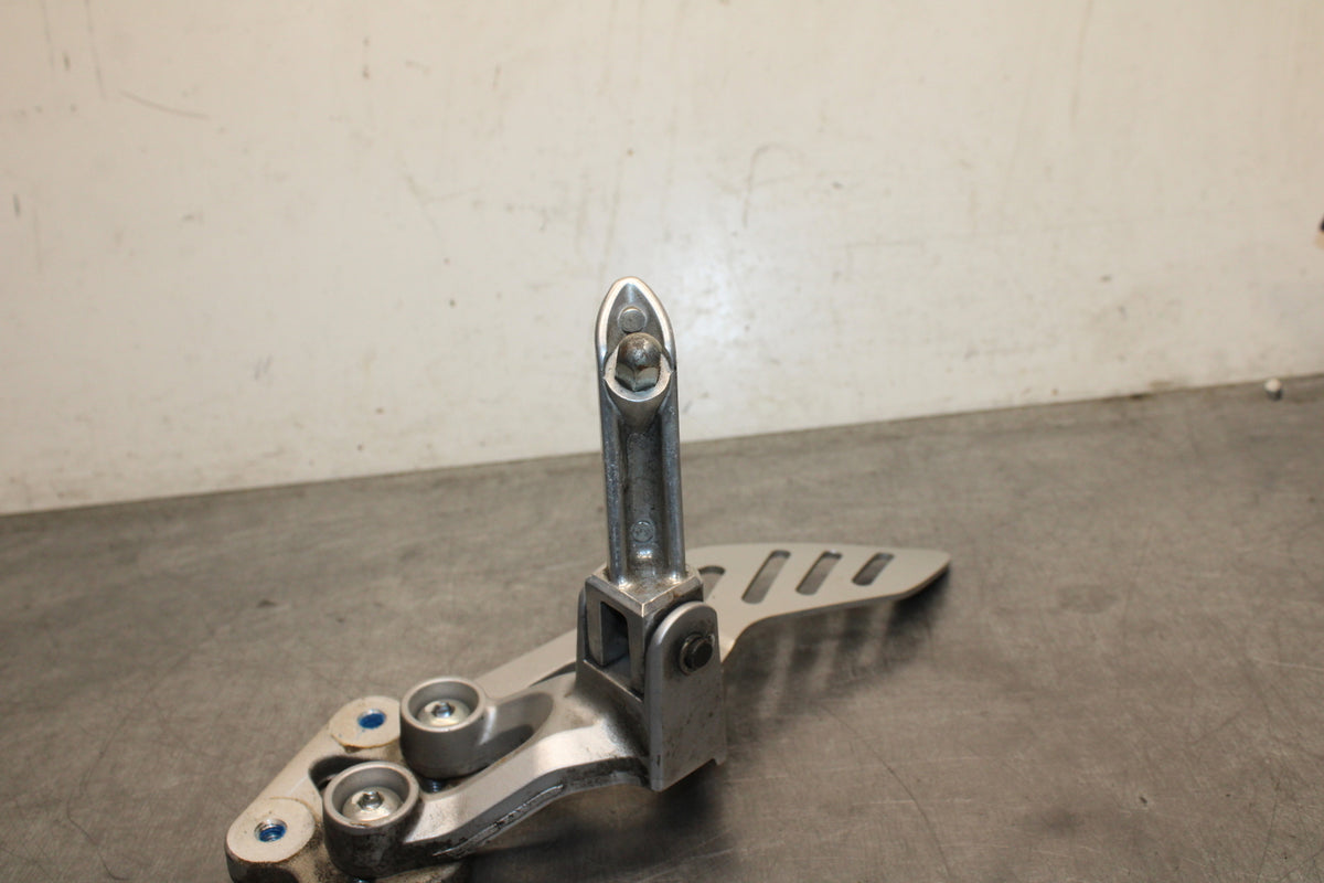 09 SUZUKI GSXR600 LEFT REARSET REAR SET DRIVER FOOT PEG REST STOP BB759