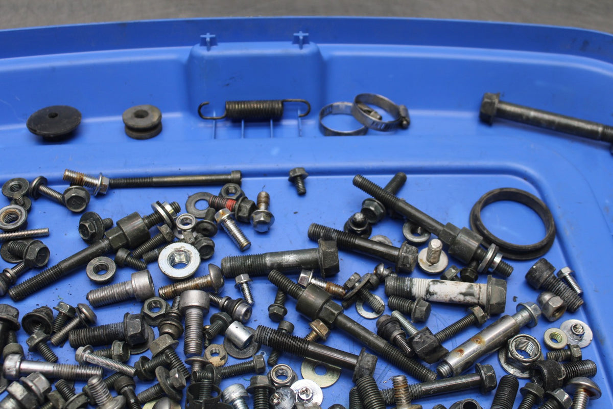 06 KAWASAKI VULCAN 900 MOUNTING BOLTS HARDWARE MOTOR SCREWS BB799