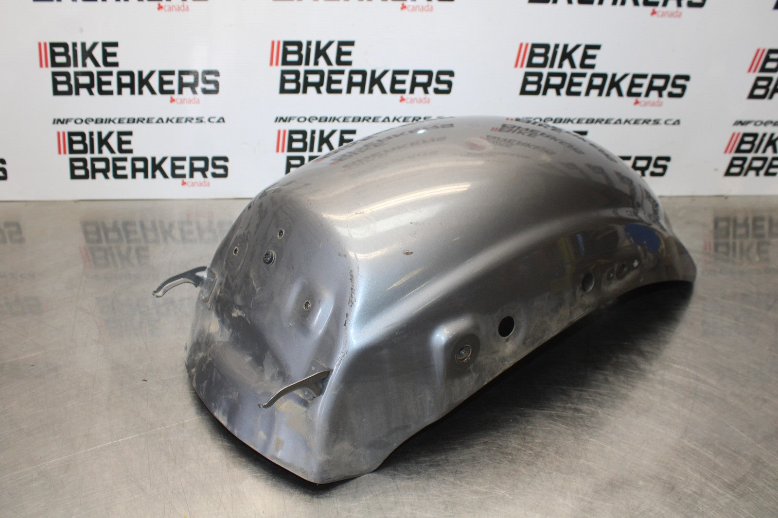 05 TRIUMPH ROCKET III REAR BACK WHEEL FENDER MUD GUARD BB186