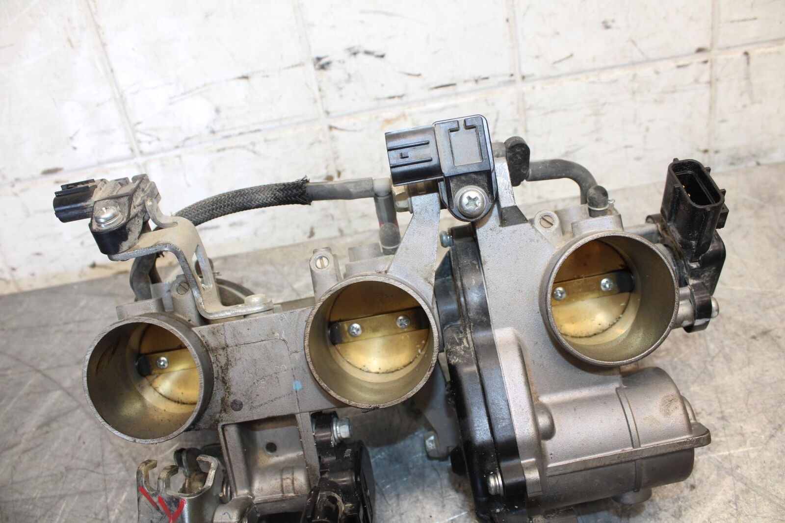 2015 Yamaha FZ09 MAIN FUEL INJECTORS / THROTTLE BODIES 1RC-12572-00-00 BB535