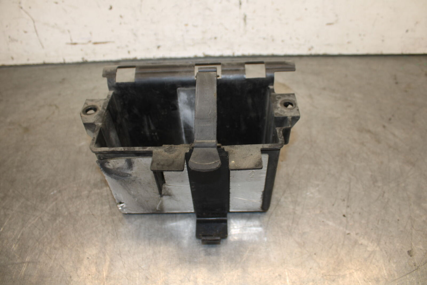 05-06 YAMAHA ROAD STAR XV1700A BATTERY TRAY BOX HOLDER BB703