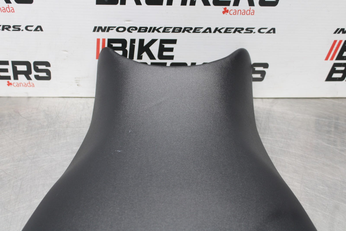 08-16 YAMAHA YZF R6 FRONT DRIVERS SEAT PAD SADDLE PILLION BB856