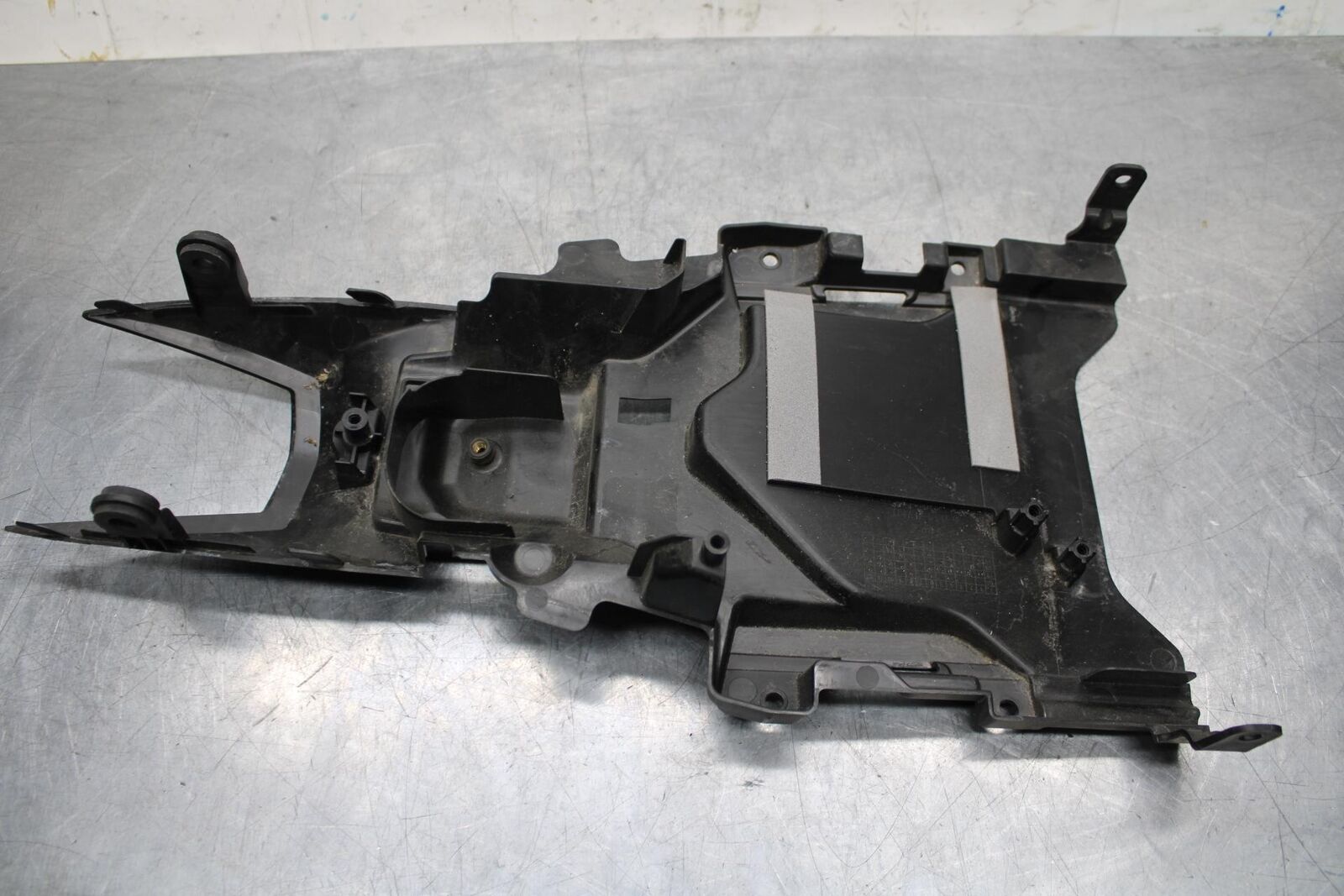20 SUZUKI GSXR 1000 RIGHT MID UPPER SIDE FAIRING COWL PLASTIC BB597