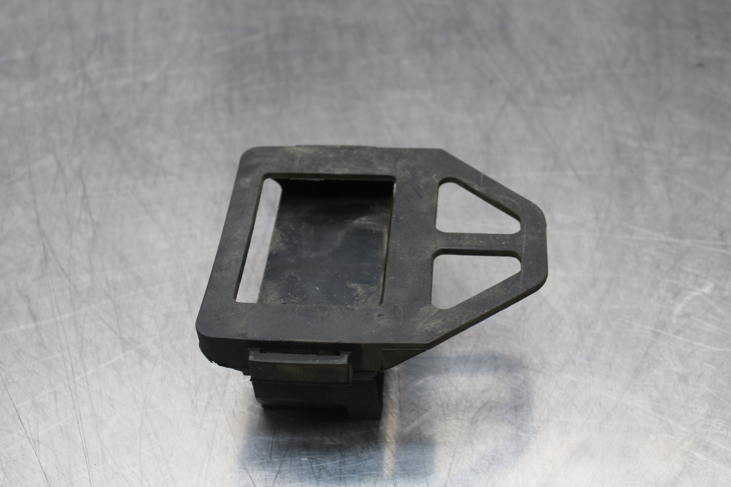 04-05 KAWASAKI NINJA ZX10R ECU ECM RELAY HOLDER BRACKET BB163