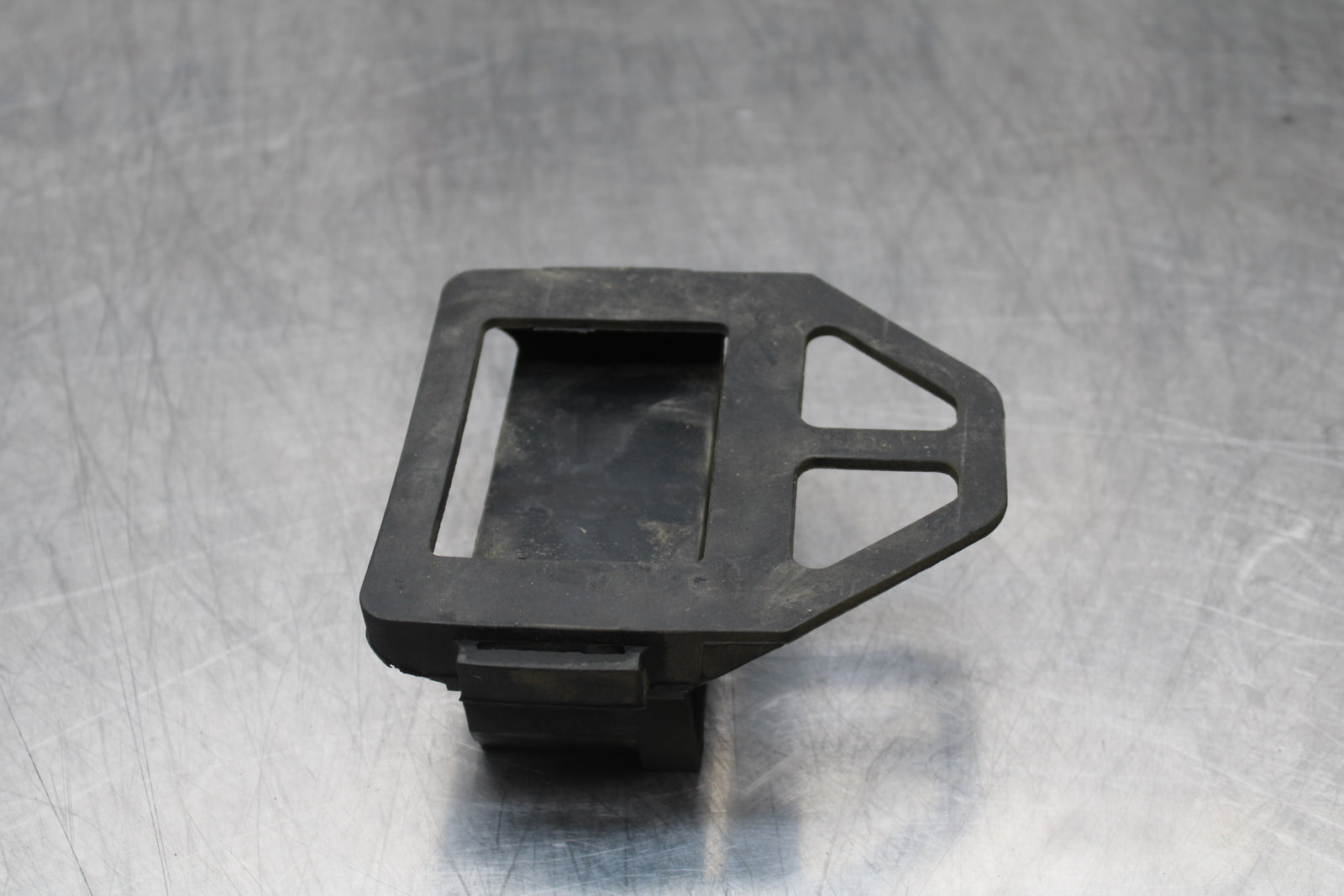 04-05 KAWASAKI NINJA ZX10R ECU ECM RELAY HOLDER BRACKET BB163