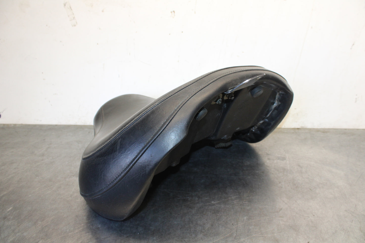 04 SUZUKI INTRUDER 800 FRONT DRIVERS SEAT BB758
