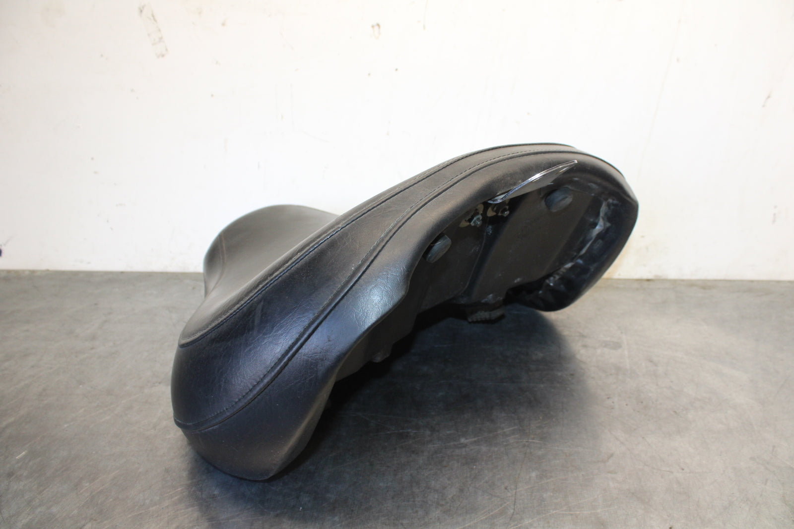 04 SUZUKI INTRUDER 800 FRONT DRIVERS SEAT BB758