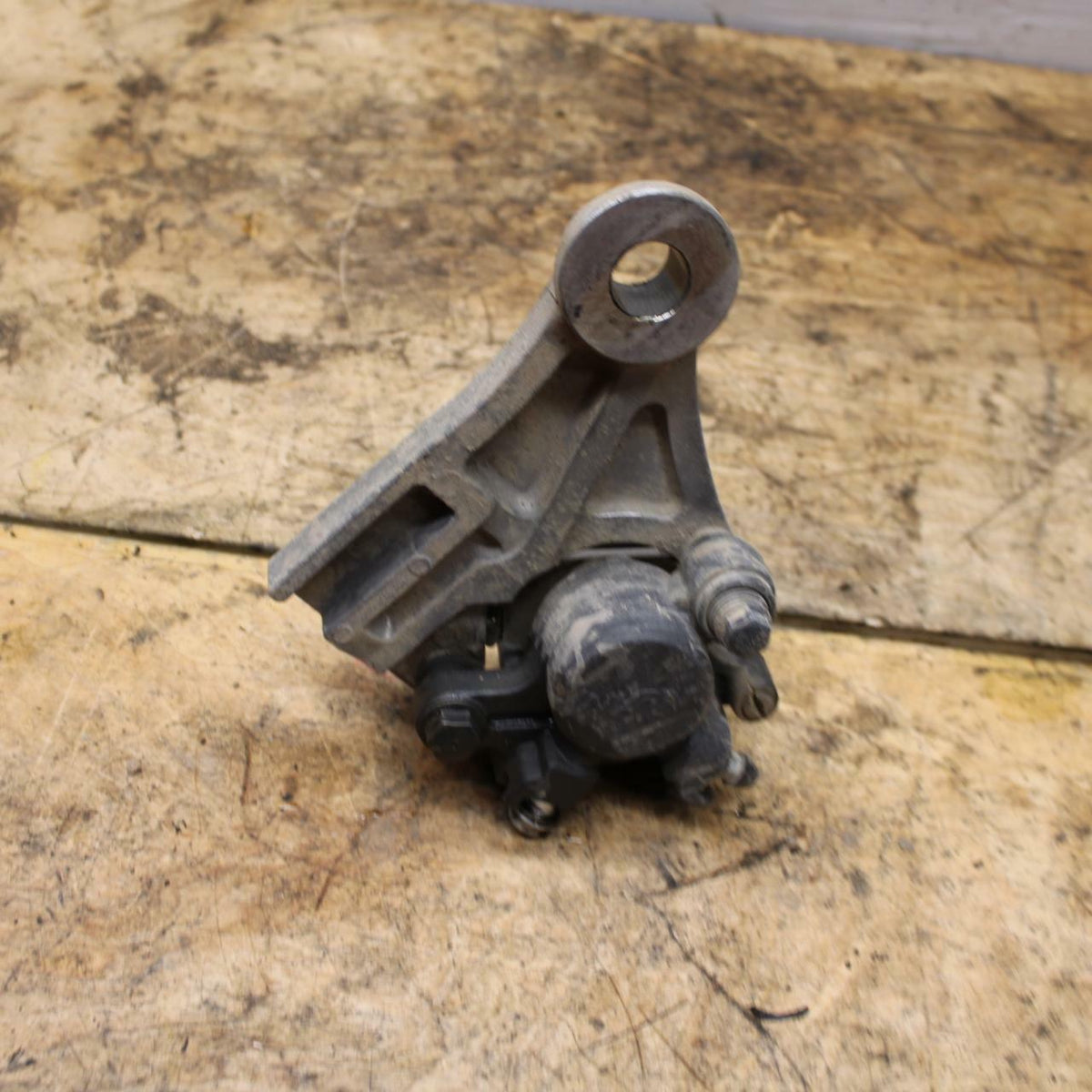 07-11 SUZUKI VSTROM 650 REAR BACK BRAKE CALIPER W MOUNT BRACKET
