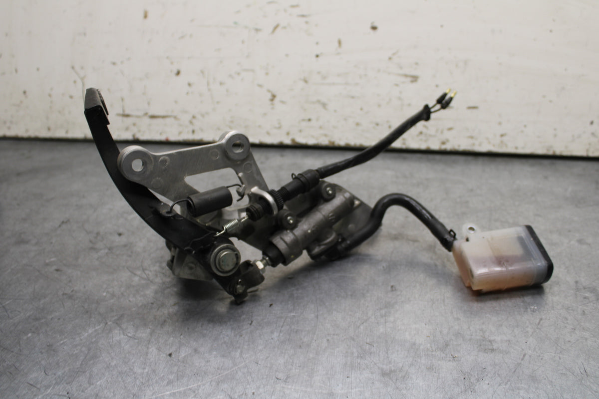 15-16 HONDA CB300F RIGHT REARSET REAR SET DRIVER FOOT PEG REST STOP BB740