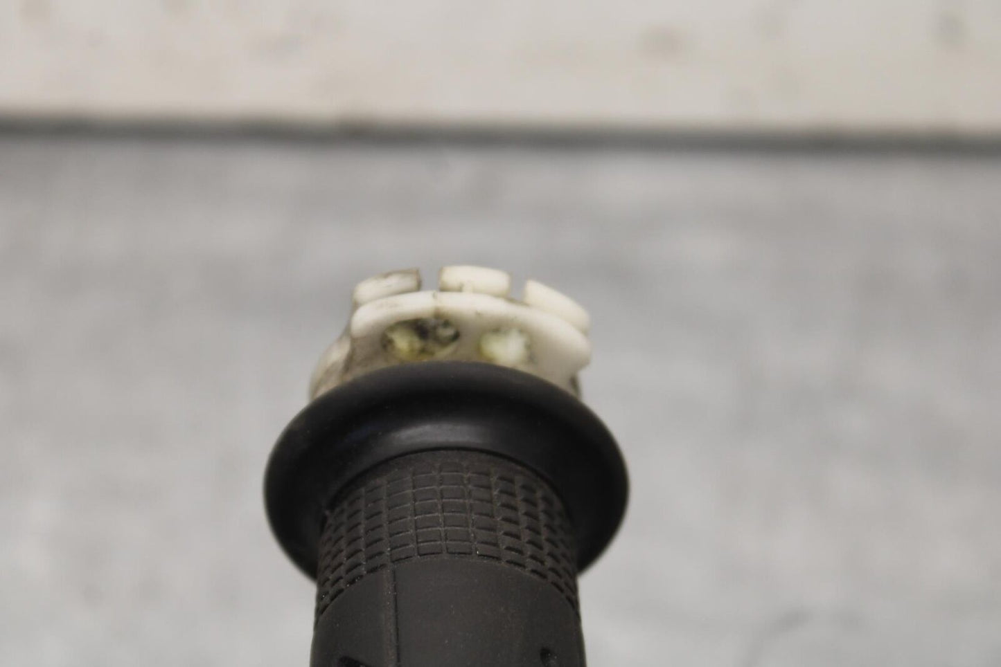 03-04 HONDA CBR600RR RIGHT THROTTLE GRIP 53140-MCF-305 BB637
