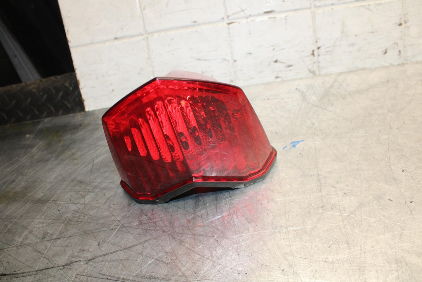 2010 Yamaha FZ6R REAR TAIL TAILLIGHT BACK BRAKE LIGHT BB07