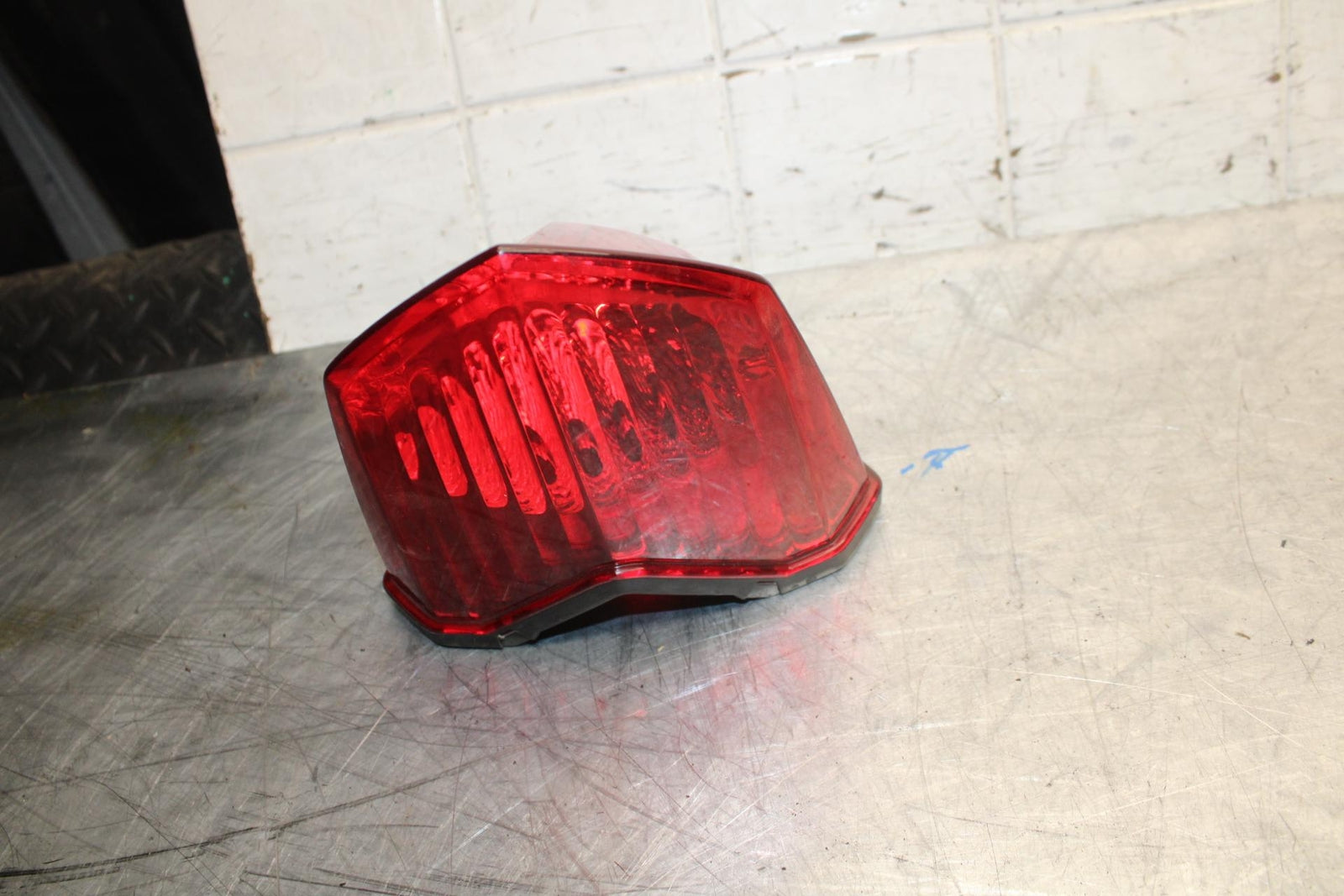 2010 Yamaha FZ6R REAR TAIL TAILLIGHT BACK BRAKE LIGHT BB07