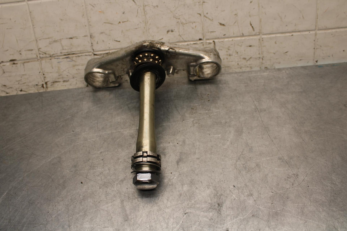 2001 Yamaha YZF R6 FRONT FORKS CLAMP LOWER TRIPLE TREE STEM 5MT-23340-00-00 BB68
