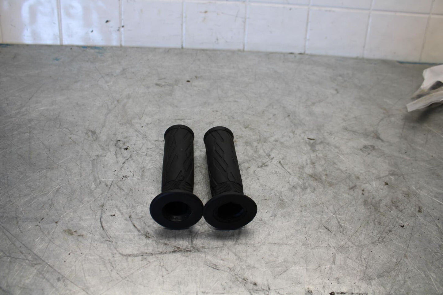 09-16 SUZUKI GSXR1000 RIGHT LEFT CLIPON HANDLEBAR GRIPS GRIP PAIR SET BB439