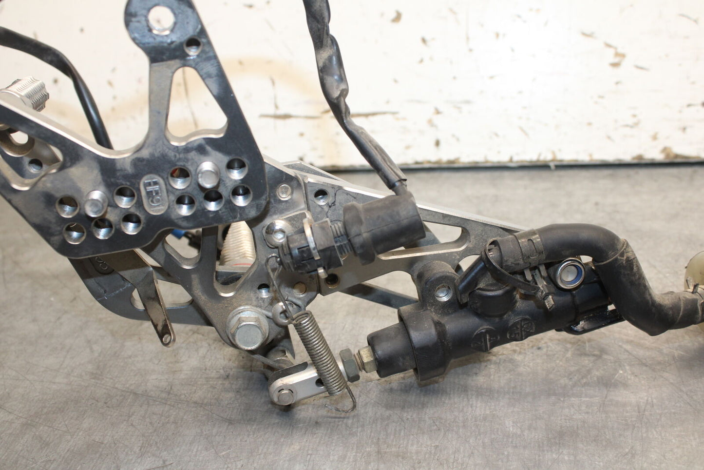 07-08 YAMAHA YZF R1 RIGHT REARSET REAR SET DRIVER FOOT PEG REST STOP BB724
