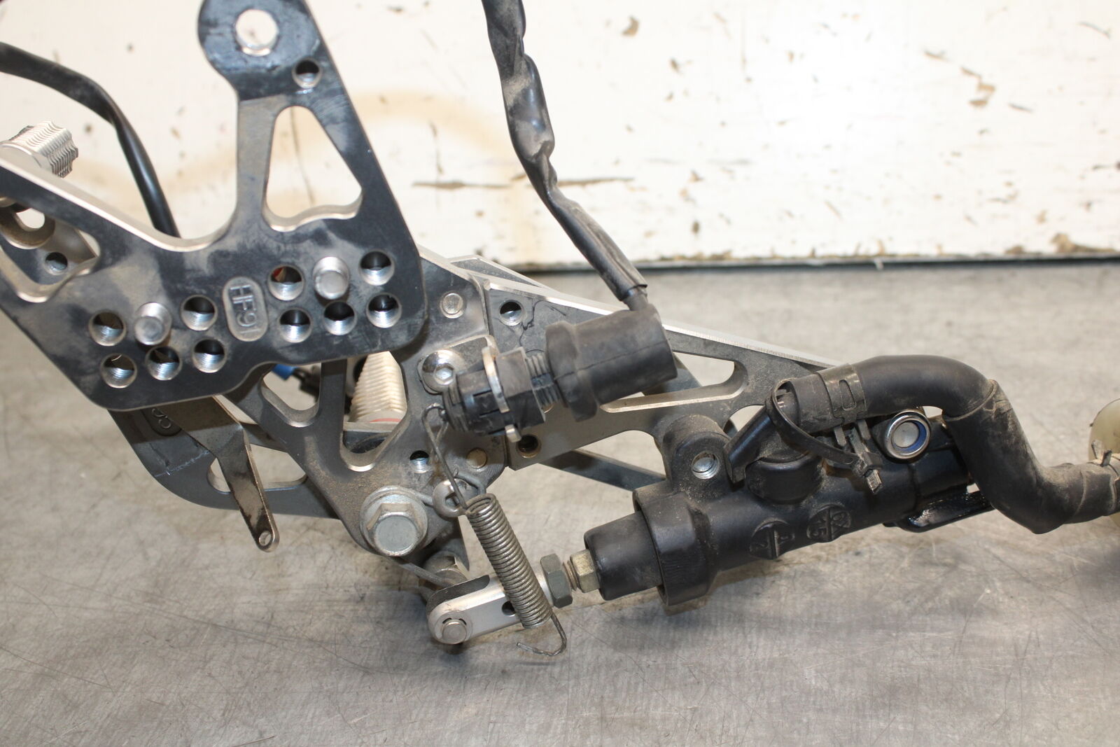 07-08 YAMAHA YZF R1 RIGHT REARSET REAR SET DRIVER FOOT PEG REST STOP BB724