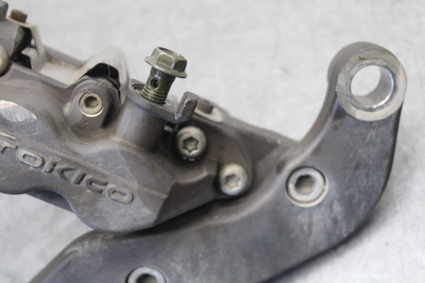 05-09 SUZUKI BOULEVARD C90 REAR BACK BRAKE CALIPER W MOUNT BRACKET BB692