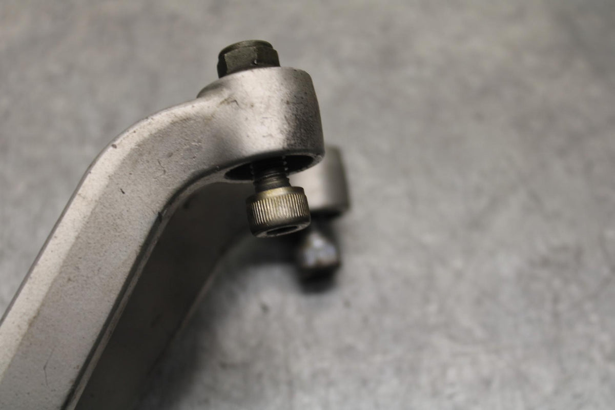 01 SUZUKI GSXR1000 RIGHT REAR BACK PASSENGER PEG BRACKET BB100