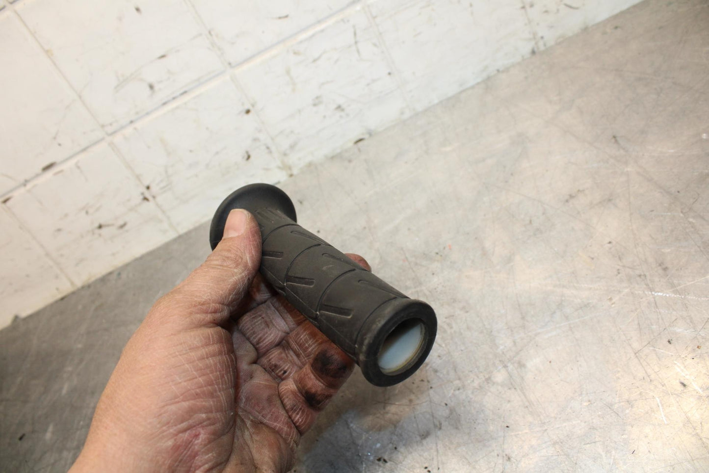 03 KAWASAKI ZX12R RIGHT THROTTLE GRIP BB472