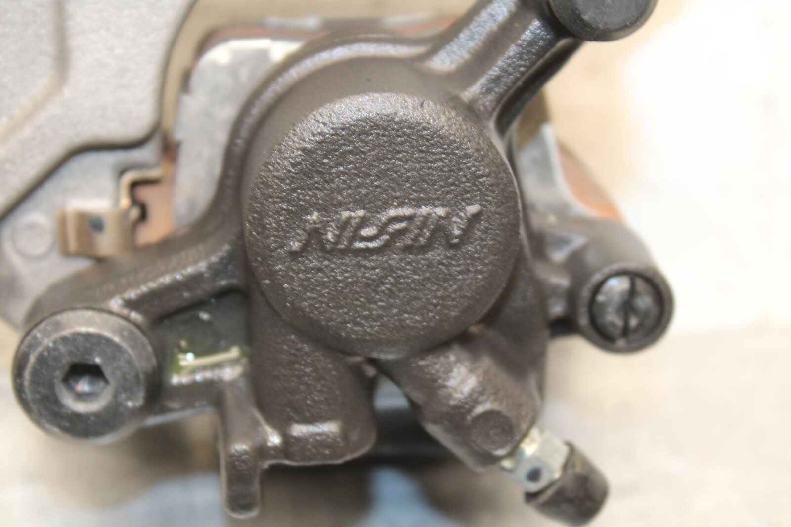 20 SUZUKI GSXR 1000 REAR BACK BRAKE CALIPER W MOUNT BRACKET BB597