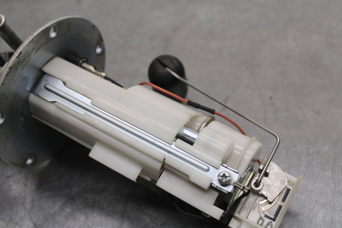 09-11 SUZUKI GSXR1000 FUEL PUMP GAS PETROL SENDER UNIT BB125