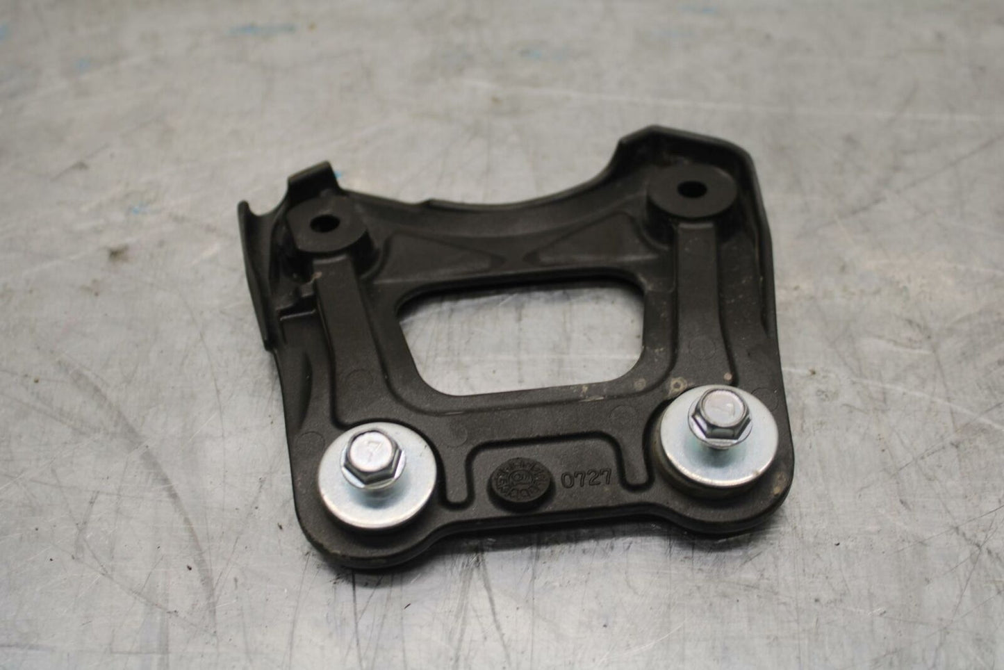 19-20 KAWASAKI NINJA ZX6R FRONT GAS TANK BRACKET MOUNT BB407