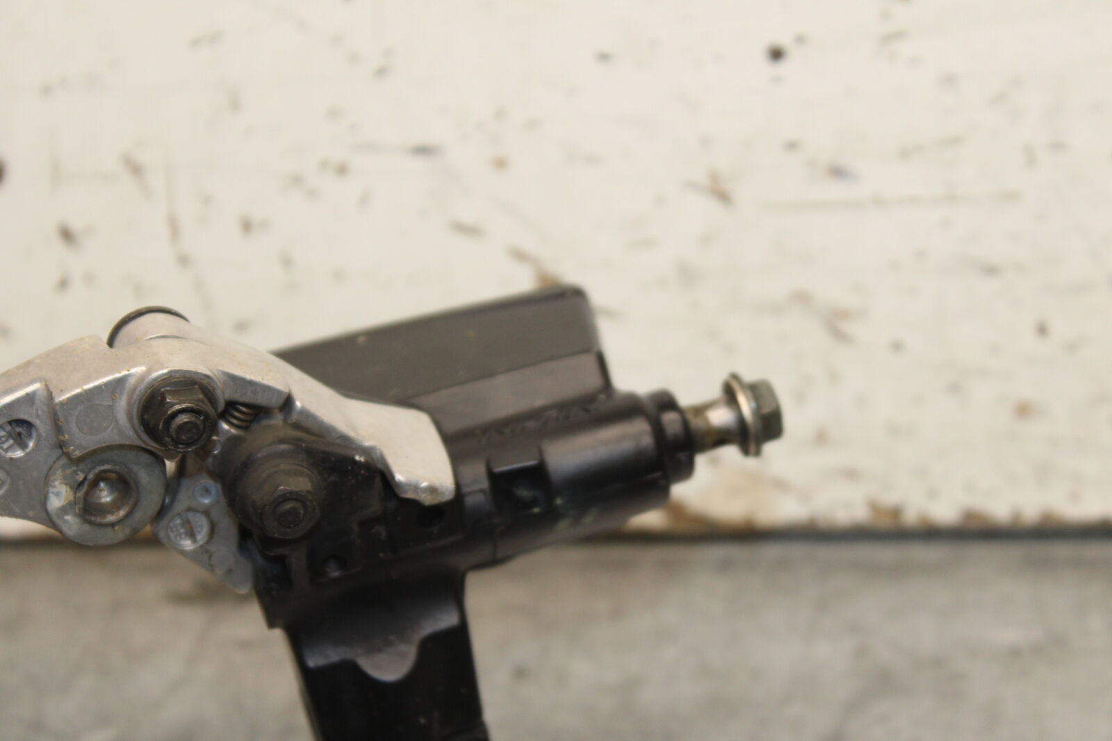 04-05 SUZUKI KATANA 750 GSX750F FRONT BRAKE MASTER CYLINDER w/ LEVER BB110