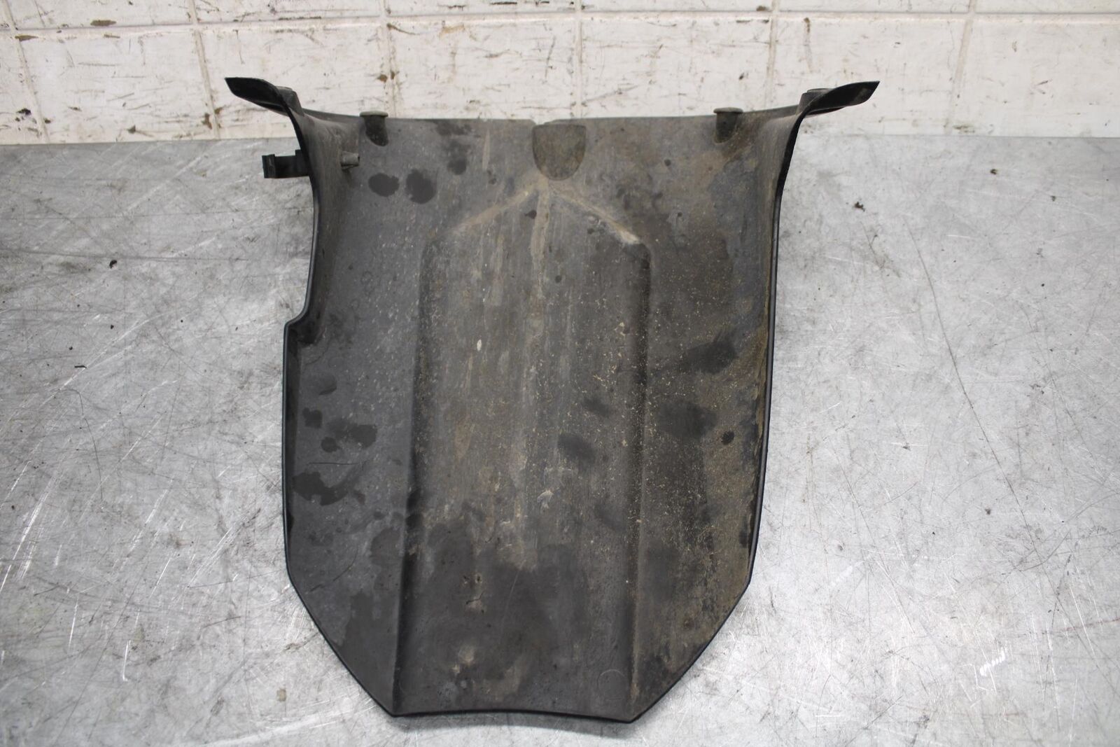 2003 Yamaha YZF R6 REAR BACK WHEEL TIRE HUGGER FENDER 5SL-21650-00-00 BB539